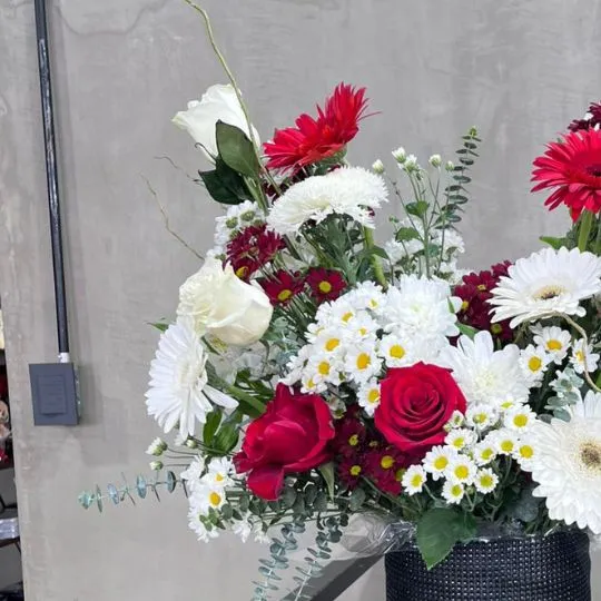 caja pote black strass con rosas y flores de estacion angel